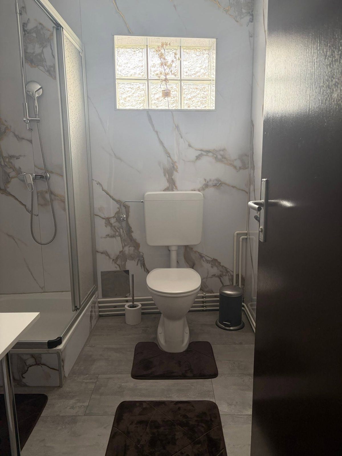 Badezimmer mit Dusche im Hotel Templer