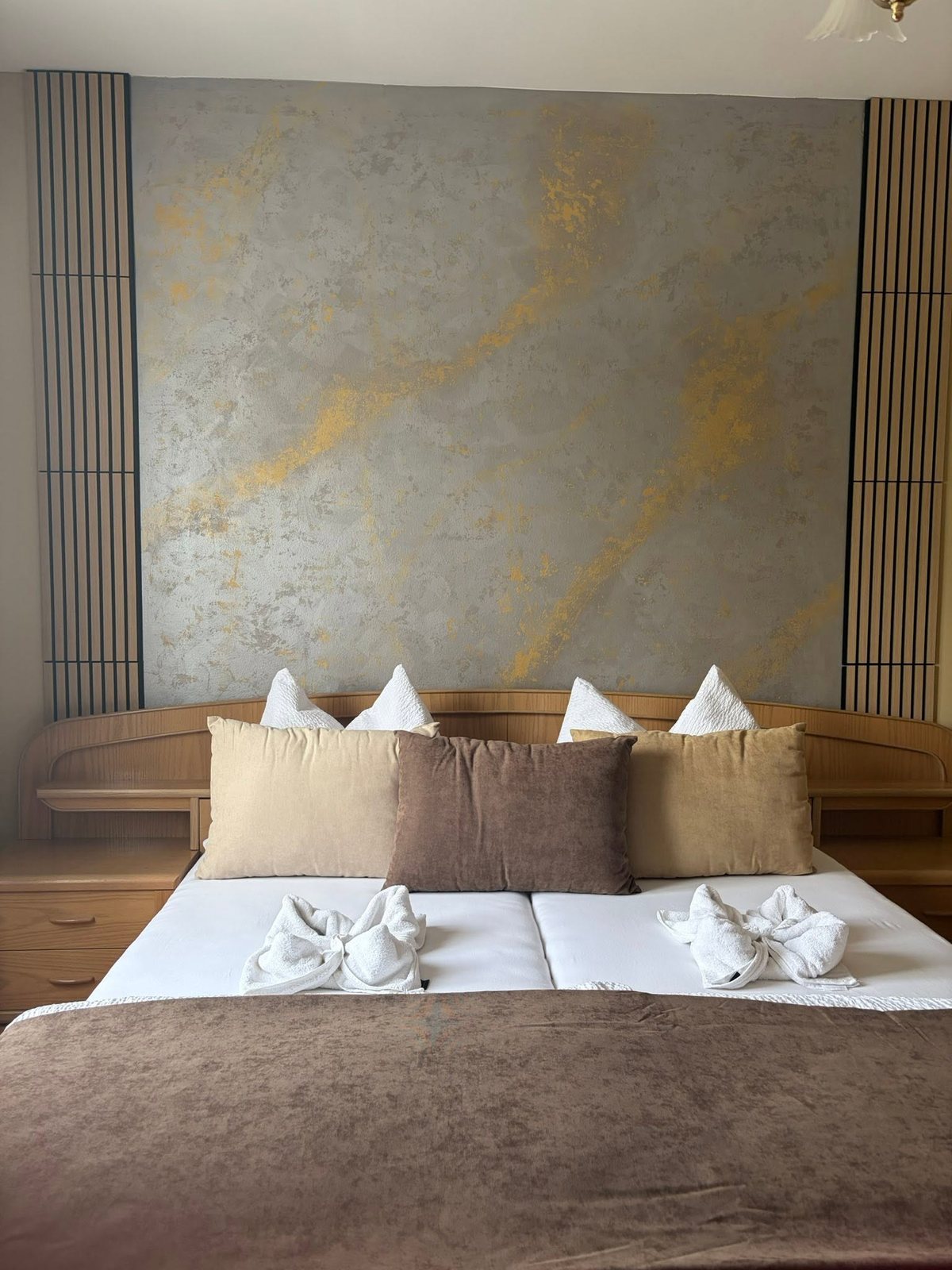 Doppelzimmer im Hotel Templer mit hellen Kissen