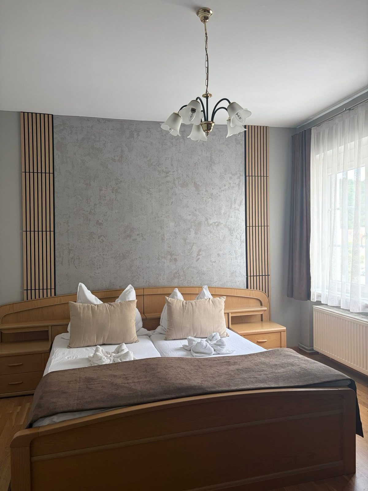 Helles Zimmer mit großem Fenster im Hotel Templer