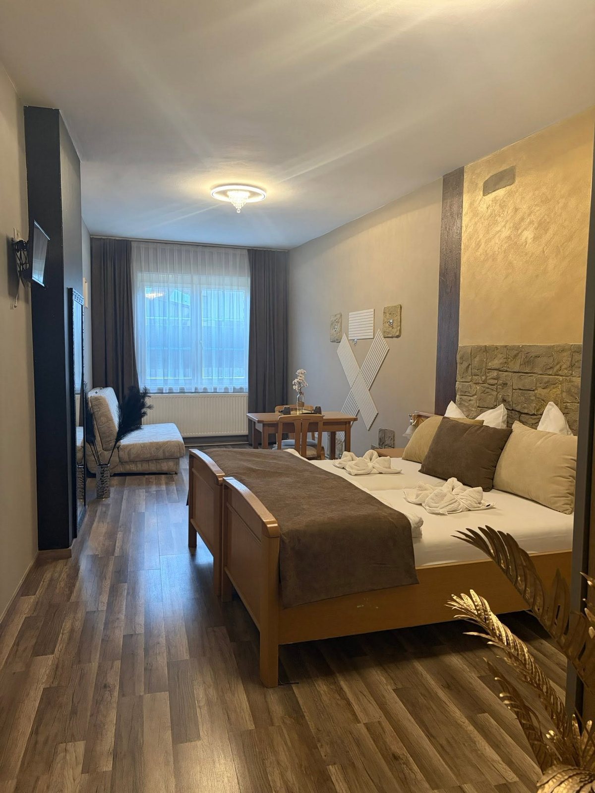 Geräumiges Zimmer mit Sitzbereich im Hotel Templer