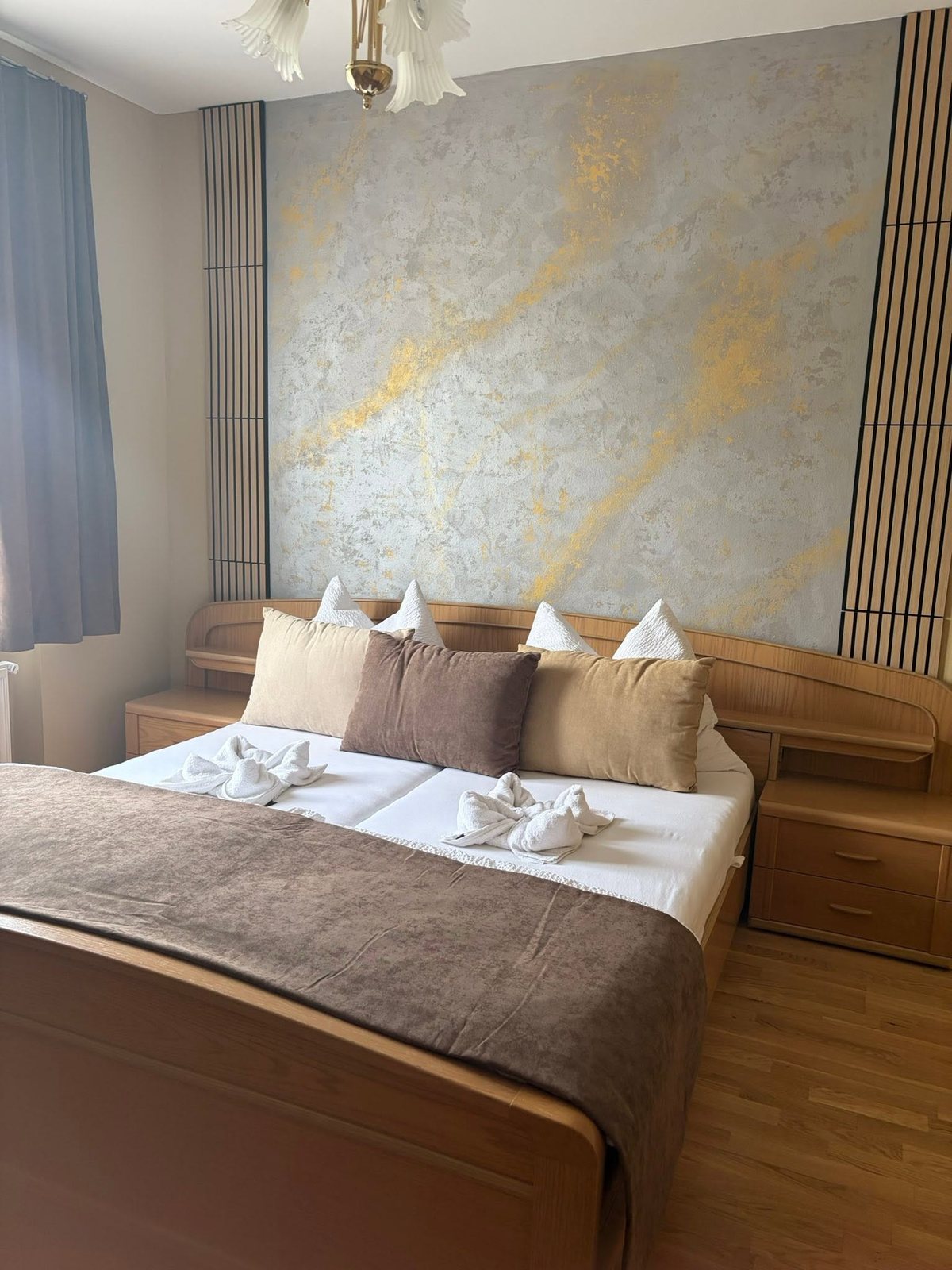 Zimmeransicht mit goldener Wandgestaltung