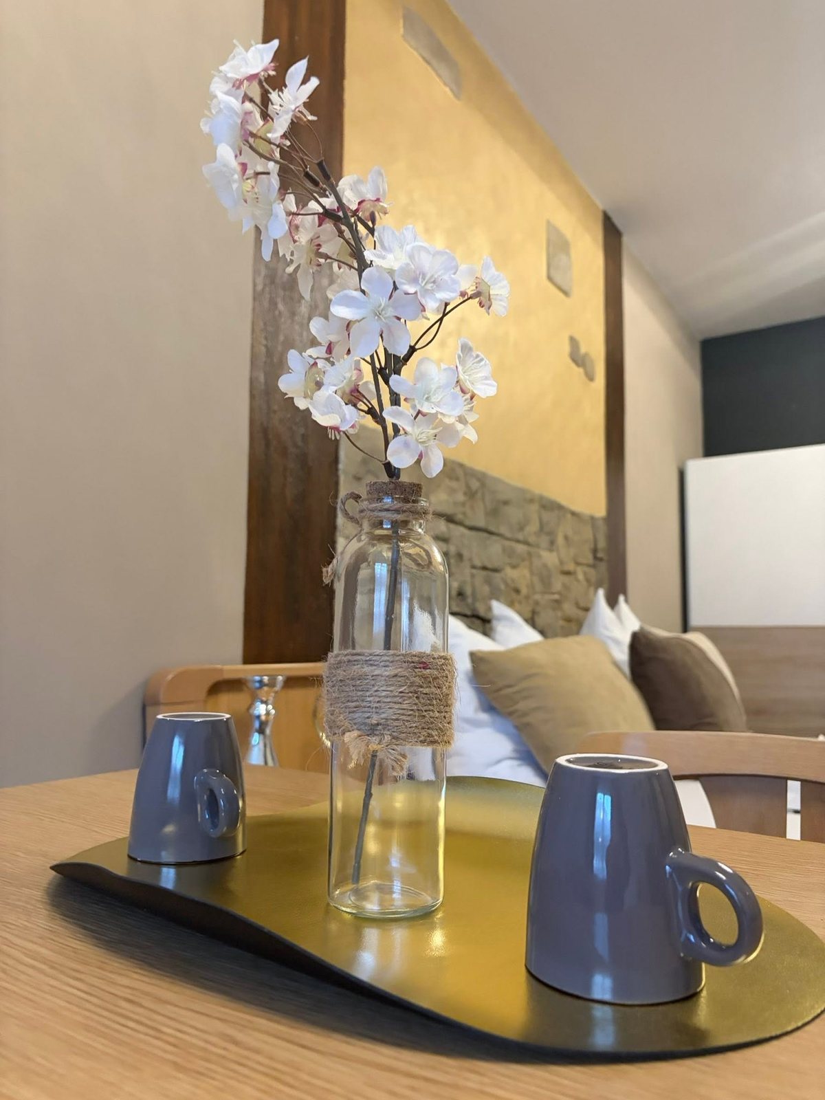 Kaffeetassen und Dekoration im Zimmer